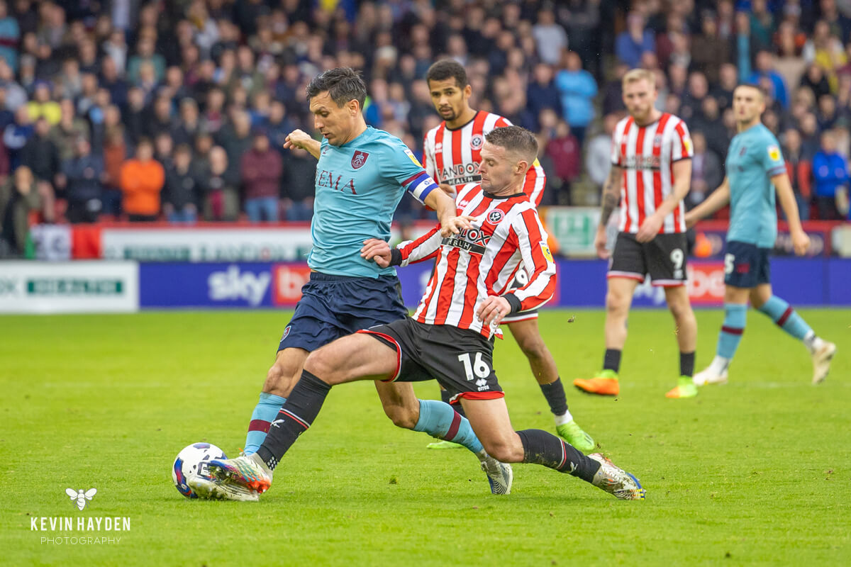 Burnley's captin Jack Cork shields the ball from Sheffield United's Jack Robinson in an EFL Championship game at Bramall Lane, Sheffield. Photo by Kevin Hayden.